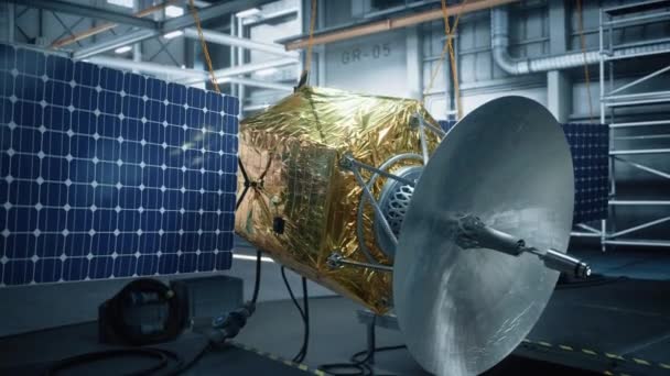 Satellit i laboratoriet — Stockvideo