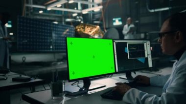 Mühendis Yeşil Ekran Bilgisayar Uydu Geliştirme
