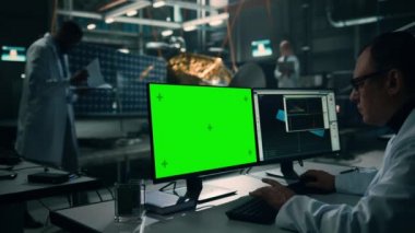 Mühendis Yeşil Ekran Bilgisayar Uydu Geliştirme