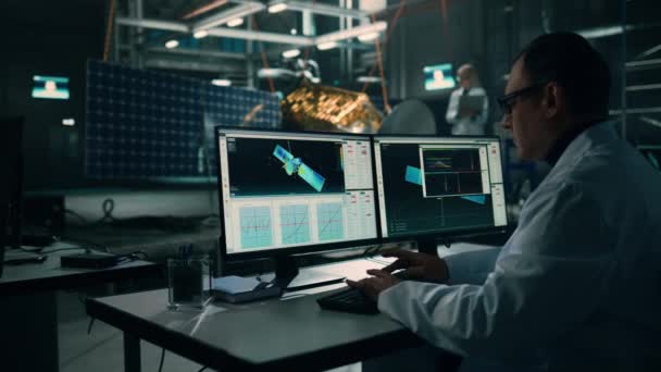 Ingenieur entwickelt Satelliten am Computer — Stockvideo