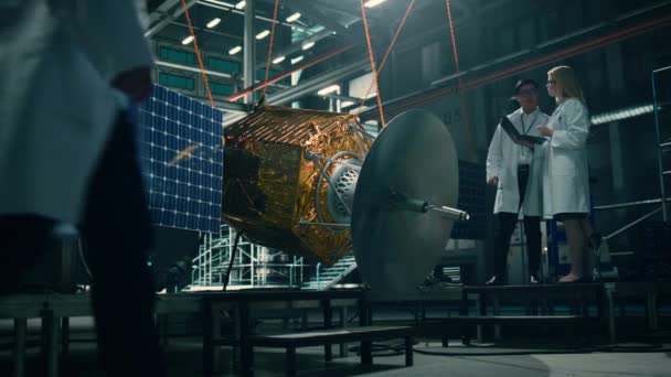 Інженери розробляють супутник — стокове відео