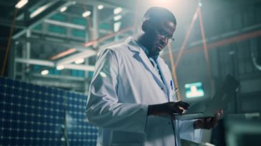 Uydu Fabrikasında Dizüstü bilgisayarı olan Endüstriyel Mühendis