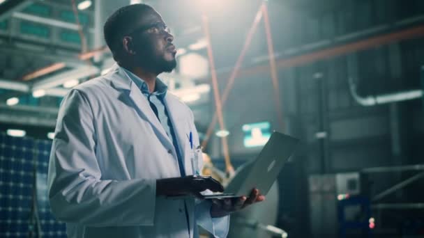 Industriální inženýr s laptopem v továrně na satelity — Stock video