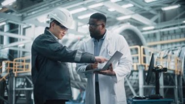 Fabrikada Dizüstü bilgisayarda çalışan Endüstriyel Mühendis