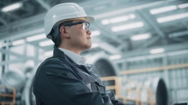 Mérnök portré a gyárban — Stock videók