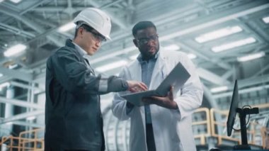 Fabrikada Dizüstü bilgisayarda çalışan Endüstriyel Mühendis