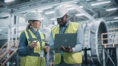 Fabrikada Dizüstü bilgisayarda çalışan Endüstriyel Mühendis