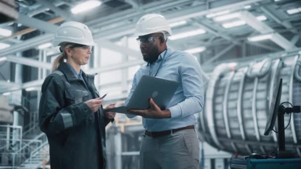 Industriemechaniker arbeitet in Fabrik am Laptop — Stockvideo