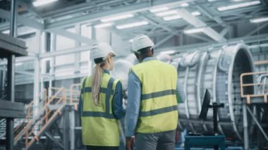 Fabrikada Dizüstü bilgisayarda çalışan Endüstriyel Mühendis