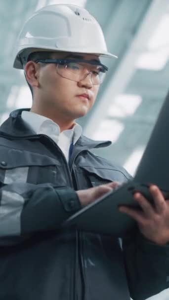 Vertikala bilder Industial Engineer Arbetar på laptop i fabriken — Stockvideo