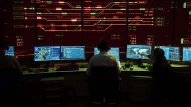 Monitör Odasında Çalışan Uzmanlar