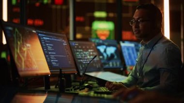 Monitör odasında çalışan Uzman