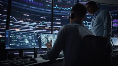 Monitör odasında çalışan Uzman