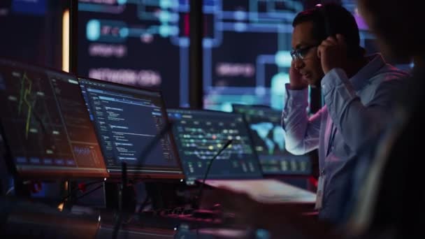 Especialista trabajando en sala de monitores — Vídeo de stock