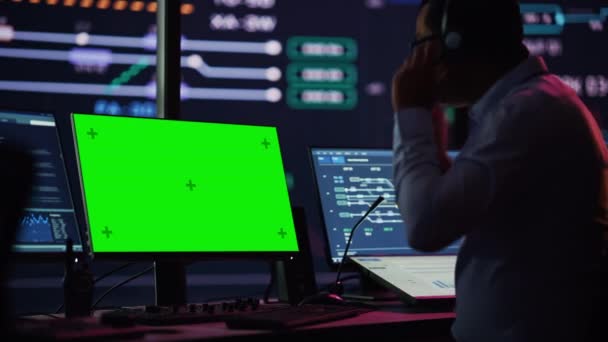 Spezialist arbeitet im Monitorraum mit Green Screen — Stockvideo