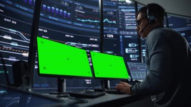 Yeşil Ekran ile Monitör Odasında Çalışan Uzman