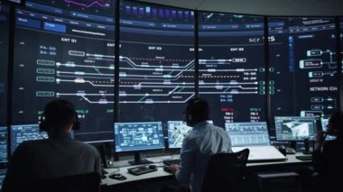 Monitör Odasında Çalışan Uzmanlar