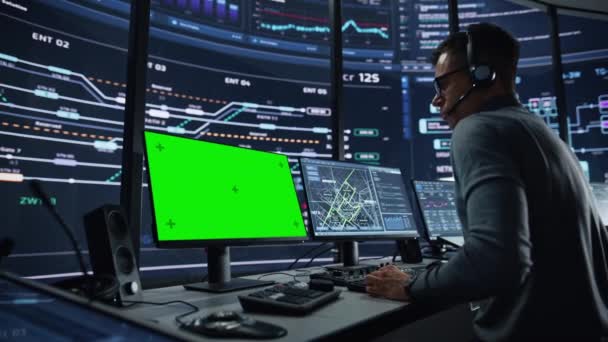 Especialista trabajando en sala de monitores con pantalla verde — Vídeos de Stock