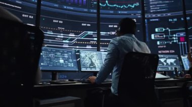 Monitör Odasında Çalışan Uzmanlar