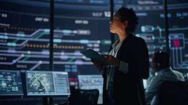 Uzman İzleme Odasında Tablet Kullanıyor