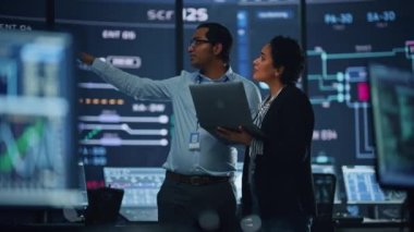 Uzmanlar İzleme Odasında Dizüstü bilgisayar Kullanıyor