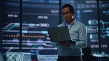 Monitör Odasında Dizüstü Bilgisayar Kullanımı Uzmanı