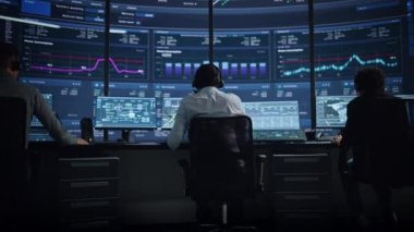 Monitör Odasında Çalışan Uzmanlar