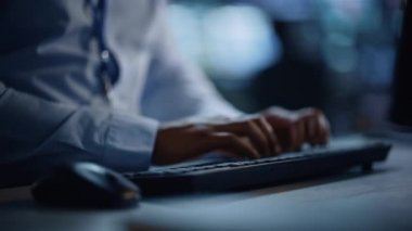 Monitör odasında çalışan Yakın Uzman