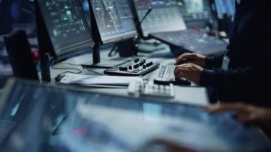 Monitör odasında çalışan Yakın Uzman