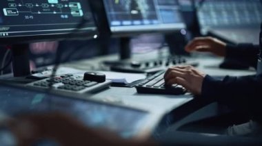 Monitör odasında çalışan Yakın Uzman