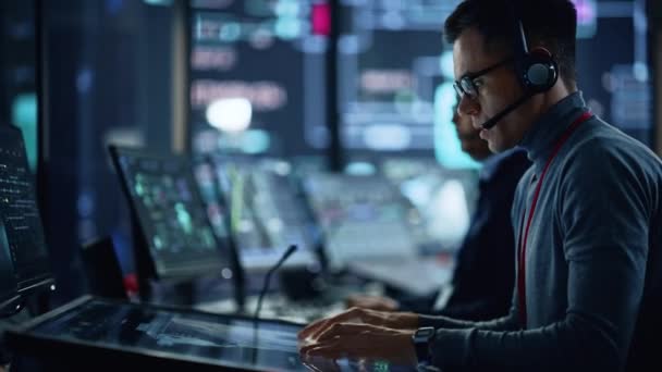 Especialistas trabajando en sala de monitores — Vídeos de Stock