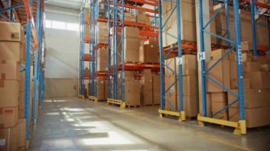 Shelfs ve Karton Kutuları olan Büyük Depo Ticari Mallar