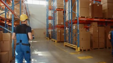 Büyük Depo İşçi Ekibi Karton Kutuları Tara ve Taşı Ticaret Kutuları