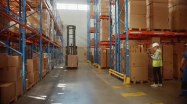 Büyük Depo İşçi Ekibi Karton Kutuları Tara ve Taşı Ticaret Kutuları