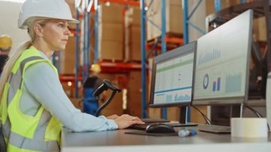 Büyük Depo İşçisi Hesap Tabloları ile Kişisel Bilgisayar kullanıyor