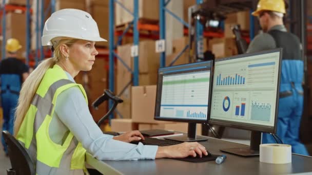 Big Warehouse Worker maakt gebruik van Personal Computer met spreadsheets — Stockvideo