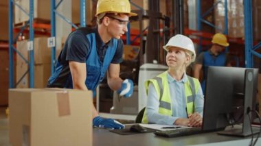 Büyük Depo 'da İki İşçi Konuşması Kişisel Bilgisayar kullan