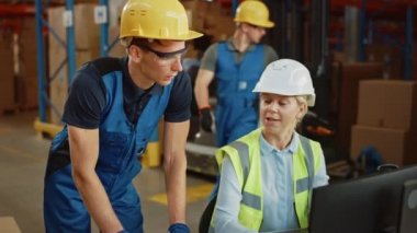 Büyük Depo 'da İki İşçi Konuşması Kişisel Bilgisayar kullan