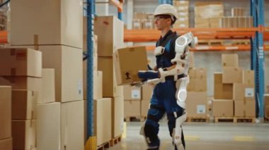 Dış iskelet takım elbiseli Modern Depo İşçisi Karton Kutuları Taşıyor