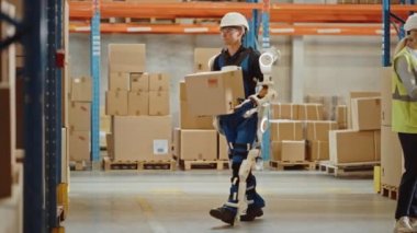 Exoskeleton Takım Elbiseli Geleceğin Modern Depo İşçisi Karton Kutuları Taşıyor
