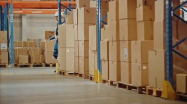 Exoskeleton Takım Elbiseli Geleceğin Modern Depo İşçisi Karton Kutuları Taşıyor
