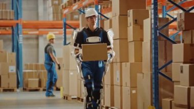 Exoskeleton Takım Elbiseli Geleceğin Modern Depo İşçisi Karton Kutuları Taşıyor