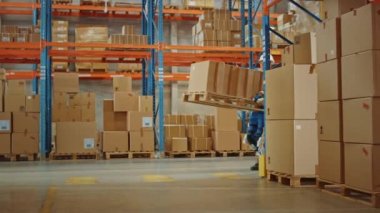 Dış iskelet takım elbiseli gelecekçi Modern Depo İşçisi Paleti karton kutularla taşıyor