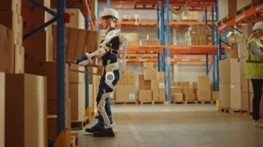 Dış iskelet takım elbiseli gelecekçi Modern Depo İşçisi Paleti karton kutularla taşıyor