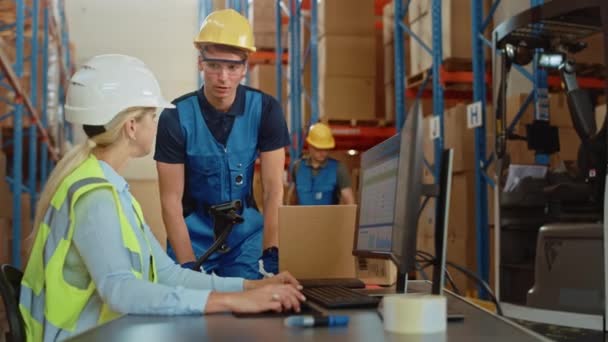 Big Warehouse Two Workers Talk use computador pessoal com planilhas — Vídeo de Stock