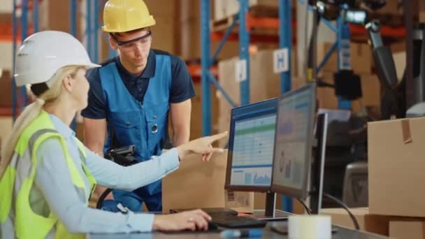 Big Warehouse T wo Workers Praten met Personal Computer met spreadsheets — Stockvideo