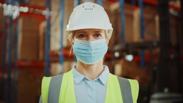 I Big Warehouse Porträtt av kvinnliga arbetare bär ansiktsmask — Stockvideo