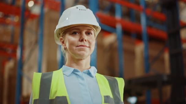 In Big Warehouse Portret van vrouwelijke werknemer — Stockvideo