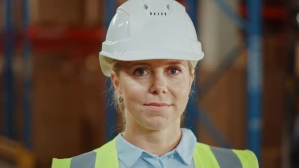 У великому складі Портрет жінки працівника — стокове відео