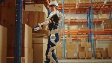 Dış iskelet takım elbiseli gelecekçi Modern Depo İşçisi Paleti karton kutularla taşıyor